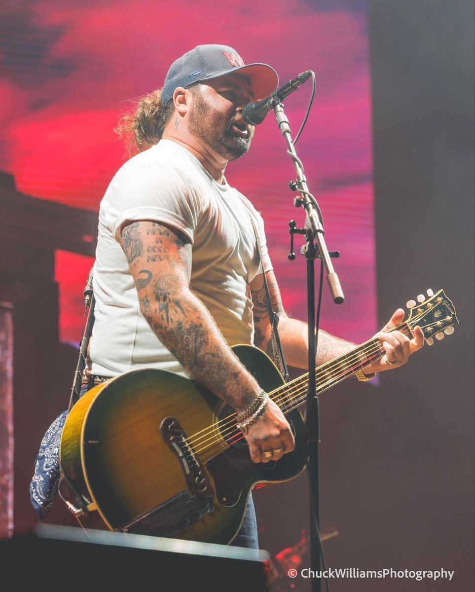 Koe Wetzel on stage